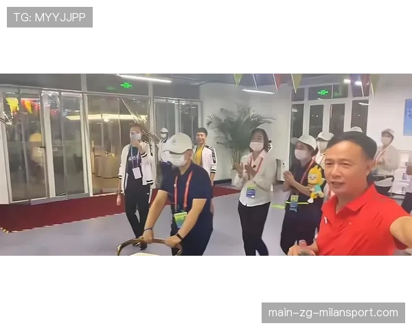 全红婵动态：她在今日晚间分享了在成都吃担担面的短视频，瞬间登顶热榜。